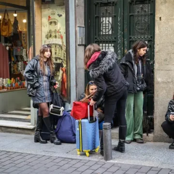 la-norma-de-almeida-para-regular-los-pisos-turisticos:-licencias-congeladas-hasta-2025-y-multas-de-190.000-euros