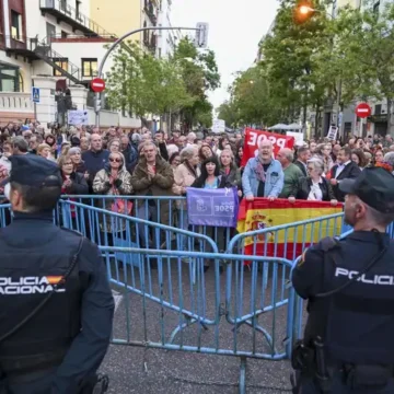 Más de un centenar de simpatizantes se agolpan en Ferraz para mostrar su apoyo a Sánchez al grito de «Pedro no se va»