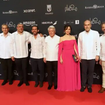 isabel-diaz-ayuso-y-blanca-suarez-comparten-protagonismo-en-la-alfombra-de-los-premios-platino