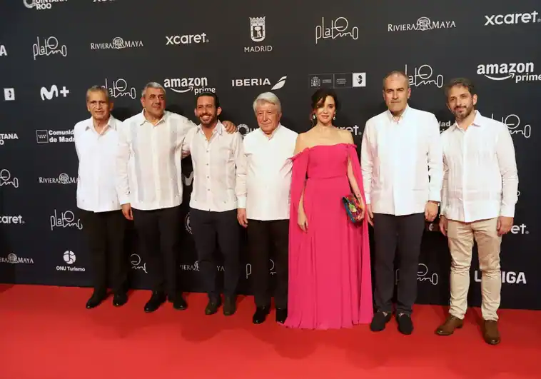 isabel-diaz-ayuso-y-blanca-suarez-comparten-protagonismo-en-la-alfombra-de-los-premios-platino