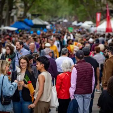 ¿que-se-celebra-en-sant-jordi-y-por-que-se-regala-un-libro-y-una-rosa?