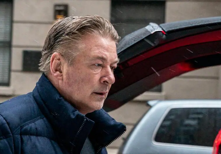 alec-baldwin-tira-el-telefono-de-una-activista-tras-ser-increpado-en-una-cafeteria:-«¿podrias-decir-‘palestina-libre’?»