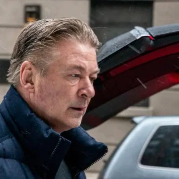 alec-baldwin-tira-el-telefono-de-una-activista-tras-ser-increpado-en-una-cafeteria:-«¿podrias-decir-‘palestina-libre’?»