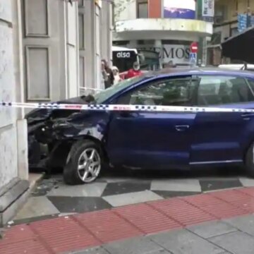 una-senora-estrella-su-coche-contra-la-sede-de-la-seguridad-social-en-santander