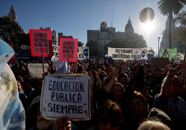 miles-de-argentinos-salen-a-las-calles-en-defensa-de-la-universidad-publica