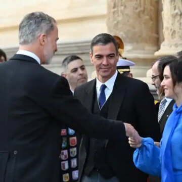 el-‘fallo’-de-protocolo-con-el-que-sanchez-recibio-al-rey-en-los-premios-cervantes