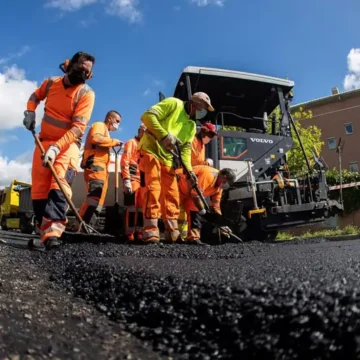 las-cifras-de-la-operacion-asfalto-en-madrid:-110.000-toneladas-de-betun,-323-calles-y-16-millones-de-euros