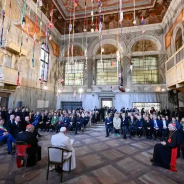 El Papa visita la Bienal de Venecia y pide un arte que sirva de refugio contra la «violencia y la discriminación»