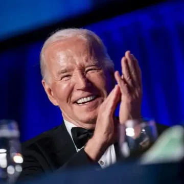 Biden se ríe de Trump: «La edad es un problema: soy un adulto que se presenta contra un niño de 6 años»