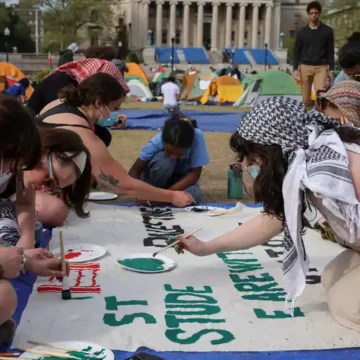 Trump rentabiliza las protestas propalestinas y vincula el caos en los campus a Biden