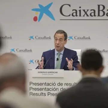 Caixabank registra un beneficio de 1.005 millones hasta marzo, un 17,5% más, y contabiliza 493 millones por el impuesto a la banca