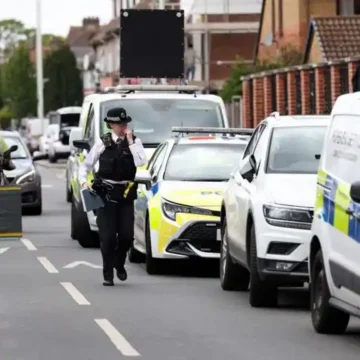 Muere un menor de 13 años y varias personas resultan heridas tras ser atacados por un hombre con una espada en Londres