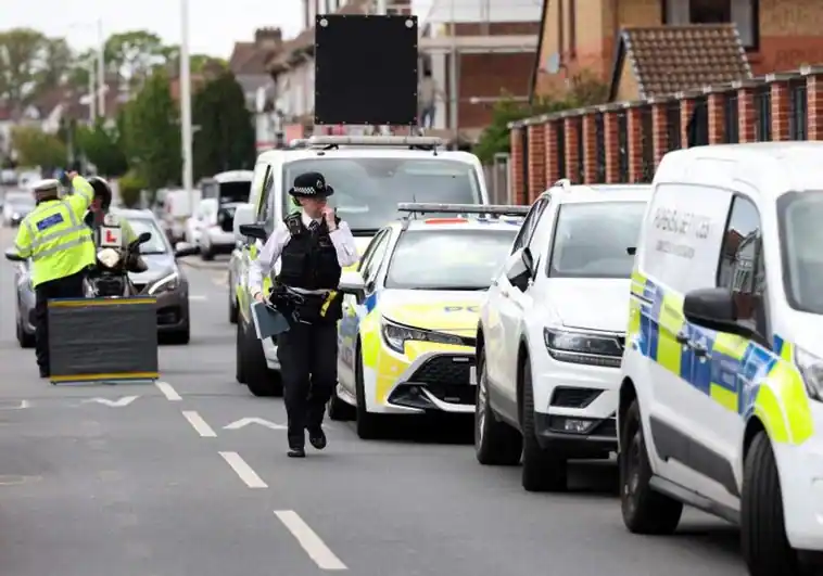 Muere un menor de 13 años y varias personas resultan heridas tras ser atacados por un hombre con una espada en Londres