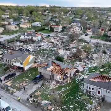 Alerta en EE.UU.: decenas de tornados azotan el centro del país y arrasan varios domicilios