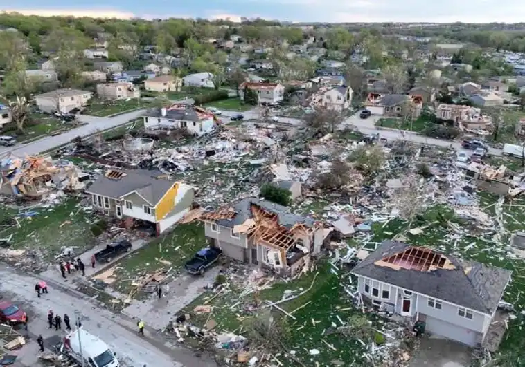 Alerta en EE.UU.: decenas de tornados azotan el centro del país y arrasan varios domicilios