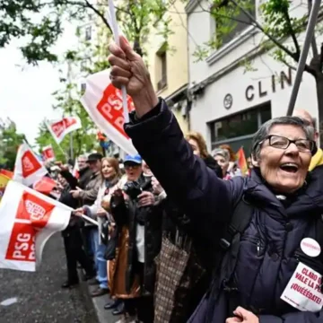 Fotogalería La calle Ferraz se llena de simpatizantes para apoyar al líder socialista