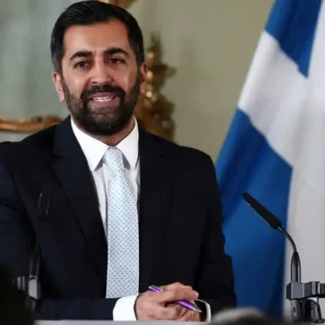 Dimite Humza Yousaf, ministro principal de Escocia