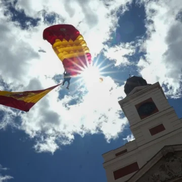 Así ha sido el espectacular salto de los Paracaidistas en los actos del Dos de Mayo