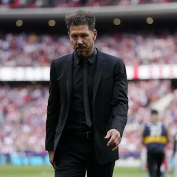 Simeone se cae del podio de la Liga