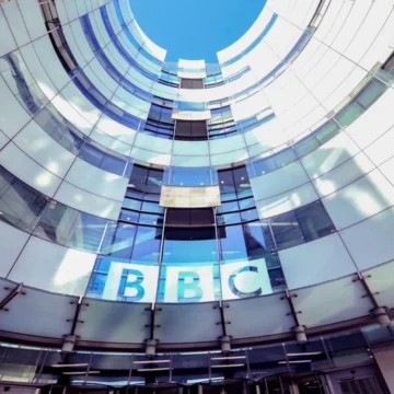 Los periodistas de la BBC, preocupados por ser llamados «racistas» o «woke» en sus coberturas sobre inmigración