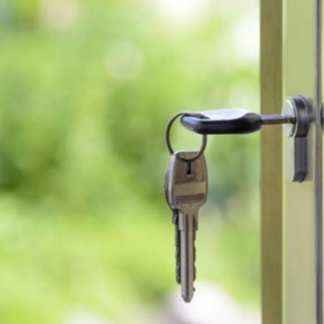 Un experto en seguridad lanza un claro aviso a quienes dejan la llave puesta en la puerta de su casa por la noche