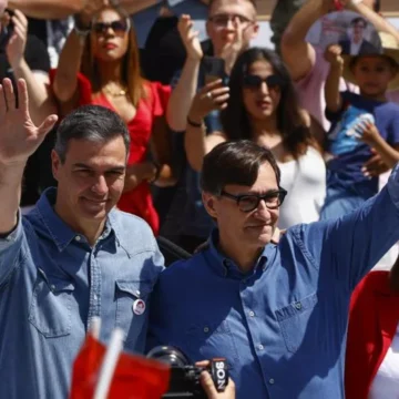 Sánchez arremete contra Aznar y acusa a PP y Vox de confundir «democracia con franquismo»