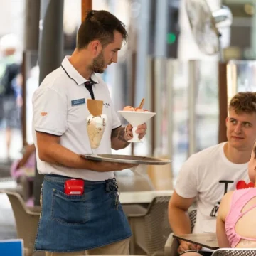 España crea 199.538 empleos en abril y el paro cae en 60.503 personas por el tirón de la hostelería