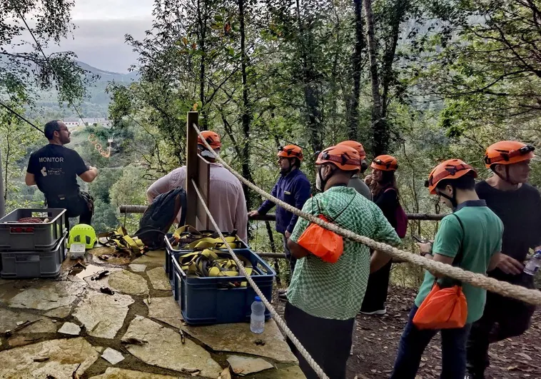 Trescientos metros en una tirolina sobre un paisaje minero espectacular Trescientos metros en una tirolina sobre un paisaje minero espectacular