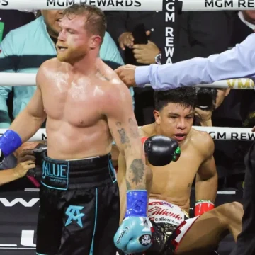 Canelo tira de galones para vencer a Munguía en el gran duelo mexicano