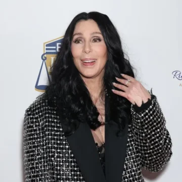 Rechazó a Elvis Presley y prefiere a los hombres jóvenes: Cher se confiesa sobre su vida amorosa