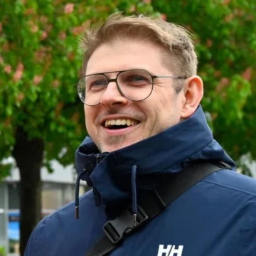Denuncian una oleada de agresiones a políticos en Alemania: patean y golpean a un eurodiputado mientras pegaba carteles