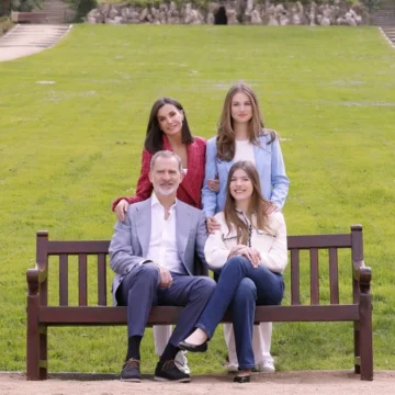 Los Reyes celebran su 20 aniversario con fotos de familia en el Palacio Real