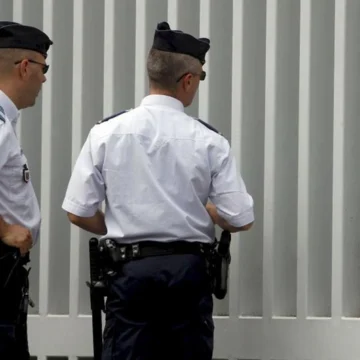 Atraco de película en París: roban en una joyería de lujo en los Campos Elíseos y se dan a la fuga en moto con el botín