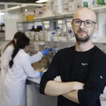 Javier Montenegro, investigador científico: «La resistencia a los antimicrobianos es una pandemia silenciosa»