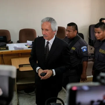 Dos victorias para el periodista José Zamora, encarcelado tras denunciar casos de corrupción en el Gobierno de Giammattei