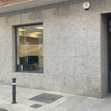 Trozos de papel de estraza, la solución para lograr intimidad en el juzgado escaparate de Illescas