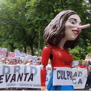 La ministra de Sanidad se pone a la cabeza de la manifestación por la sanidad pública y contra la gestión de Díaz Ayuso