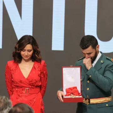 Emoción, defensa de la prensa y un homenaje a las Fuerzas y Cuerpos de Seguridad en los premios del Dos de Mayo