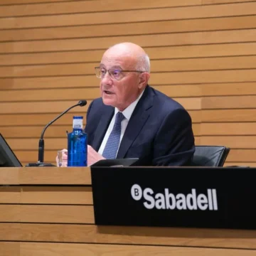 Vía judicial y un ‘caballero blanco’, alternativas de Banco Sabadell ante la opa