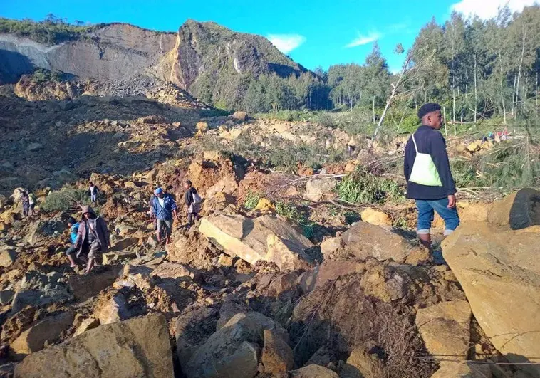 Al menos 300 personas enterradas por una avalancha de tierra en Papúa Nueva Guinea Al menos 300 personas enterradas por una avalancha de tierra en Papúa Nueva Guinea