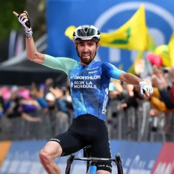 El primer triunfo de Paret, el ciclista minimosca