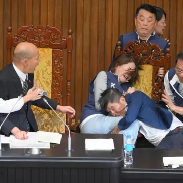 Batalla campal en el Parlamento de Taiwán: un diputado roba un proyecto de ley y sale corriendo