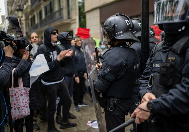 Los Mossos desalojan a porrazos a activistas propalestina concentrados ante una sede de la Generalitat