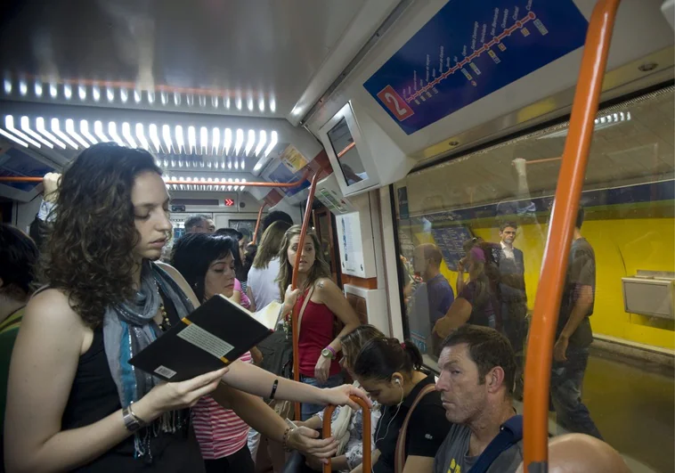 Un joven denuncia que un grupo le ha lanzado a las vías del Metro de Madrid tras robarle el móvil y un reloj Un joven denuncia que un grupo le ha lanzado a las vías del Metro de Madrid tras robarle el móvil y un reloj