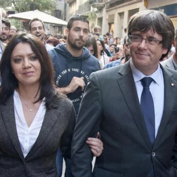 Quién es Marcela Topor, mujer de Carles Puigdemont: una pitonisa rumana con experiencia en televisión