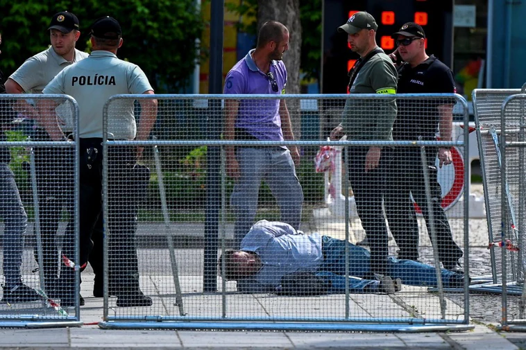 El primer ministro de Eslovaquia Robert Fico, en «peligro de muerte» tras ser tiroteado en plena calle