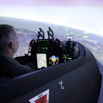 Felipe VI pilota el simulador del PC-21, el avión de entrenamiento militar más avanzado del mundo