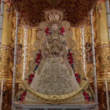 La Virgen del Rocío ya está en su paso procesional para la romería