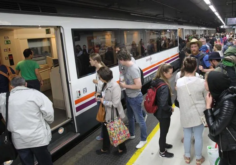 Caos en el Rodalies en plena jornada electoral: el robo de cobre provoca el corte de casi todas las líneas