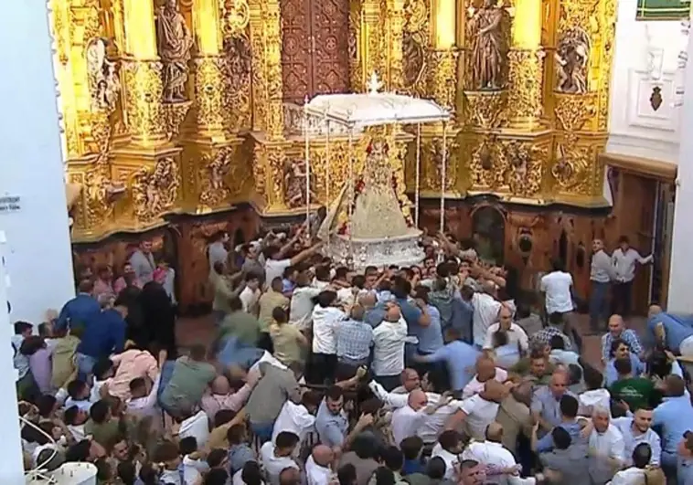 En vídeo: el salto de la reja a las (hora) dio comienzo a la procesión de la Virgen del Rocío